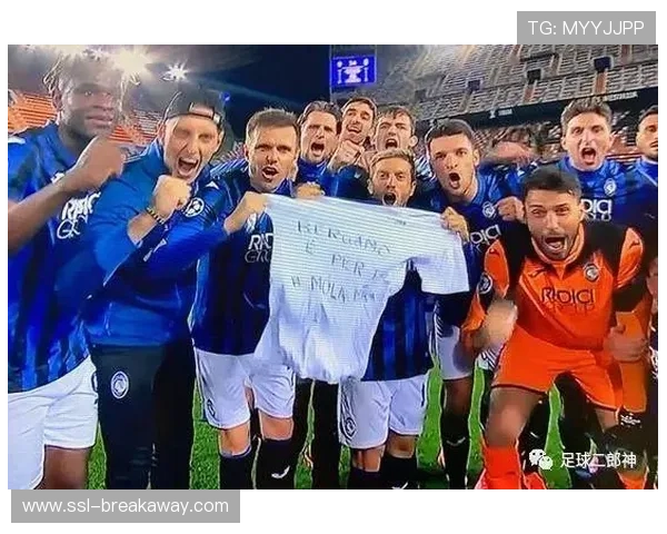 那不勒斯球迷客场悬挂讽刺主席标语