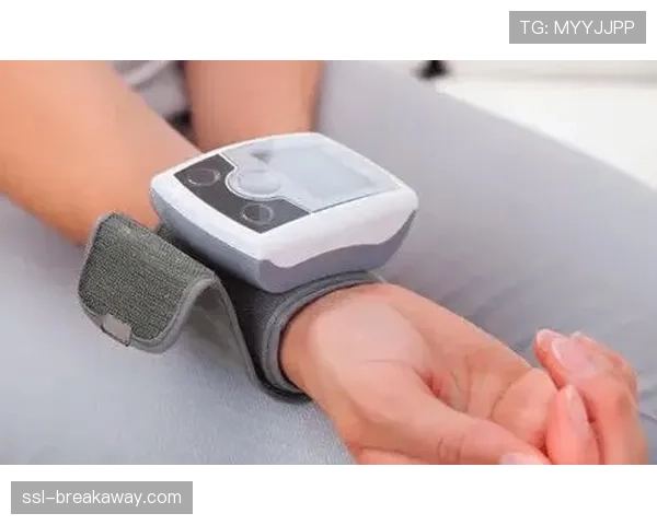 科技公司发布新型可穿戴设备,用于监测球员疲劳度与伤病风险